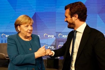El presidente del Partido Popular, Pablo Casado, y la canciller alemana, Angela Merkel, durante la reunión de líderes europeos del PPE en Berlín.