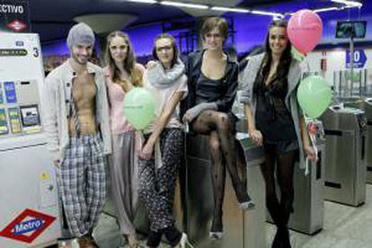 La marca Womansecret ha convocado por medio de las redes sociales a decenas de ciudadanos que han acudido ataviados con sus mejores pijamas a las estaciones más concurridas del metro de Madrid a la fiesta en la que se ha convertido la presentación de la nueva colección de este sello.