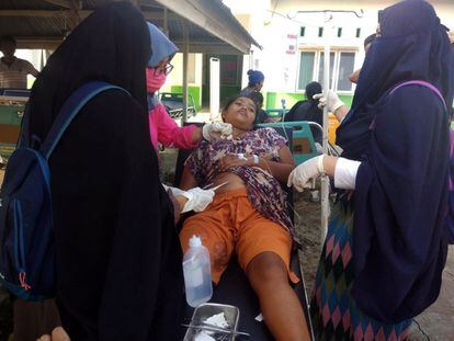 Una residente recibe atención médica tras el terremoto de magnitud 7,5 que sacudió la isla de Célebes (Indonesia), el 28 de septiembre.
