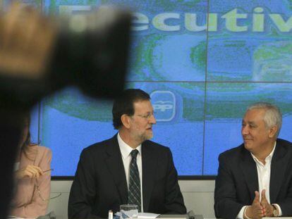 Mariano Rajoy conversa con Javier Arenas en la reunión del Comité Ejecutivo Nacional del PP.