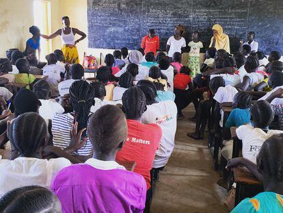 Ebby Weyime imparte un taller sobre higiene menstrual y salud sexual en Kakuma, Kenia.