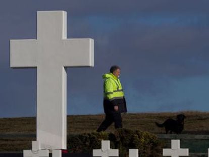 Argentina y Reino Unido aprueban la identificación de 123 combatientes enterrados como NN