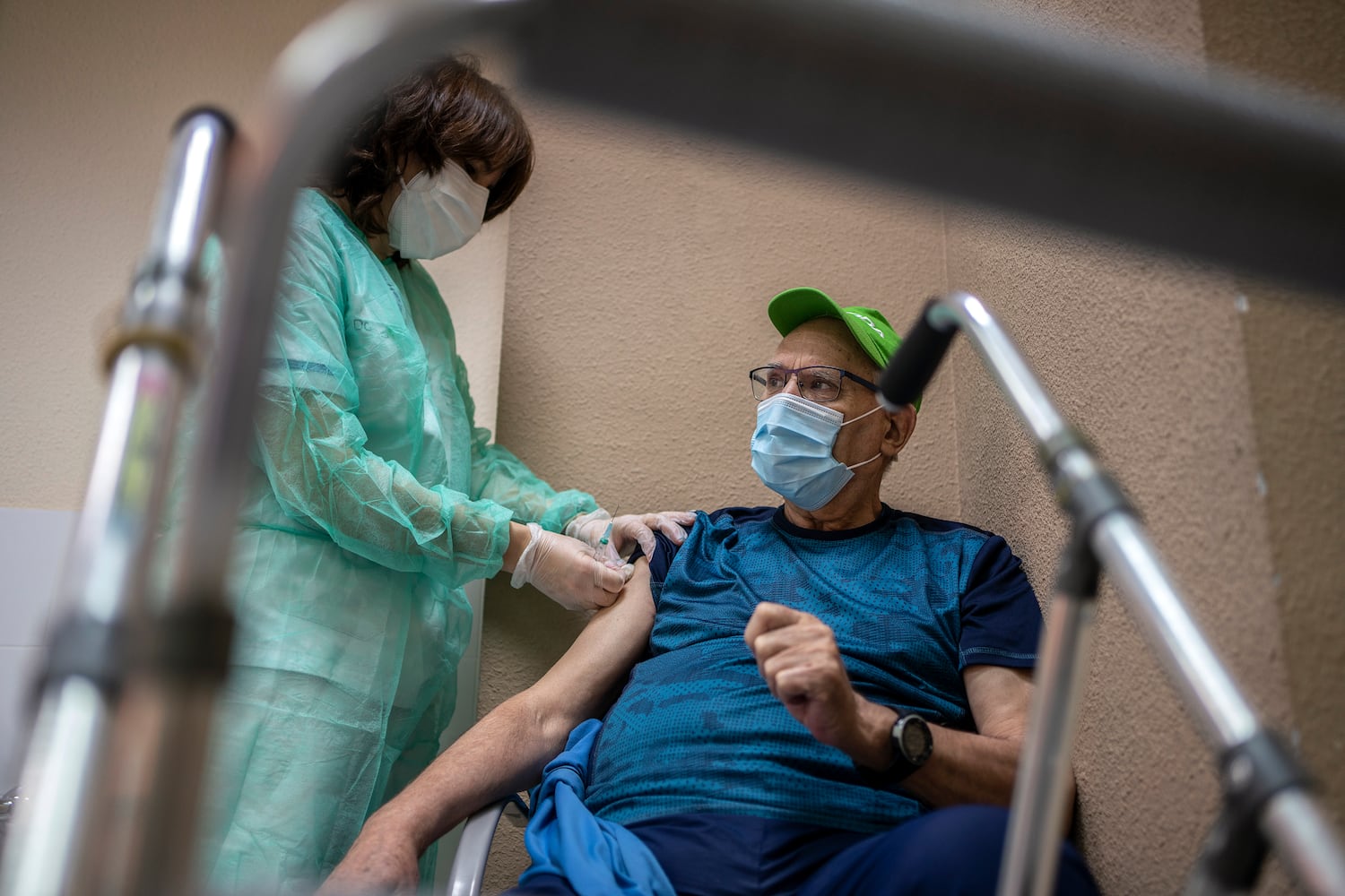 Una enfermera administra una dosis de la vacuna de Pfizer en una residencia de Leganés, este martes.