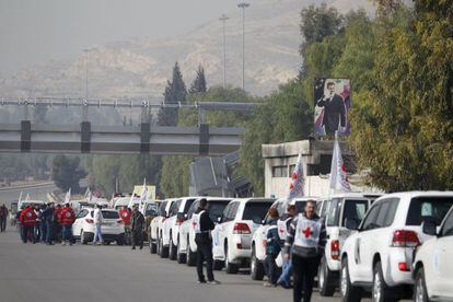 Un convoy de la Cruz Roja, la Media luna Roja y la ONU parte hacia la ciudad sitiada de Madaya desde Damasco. 
