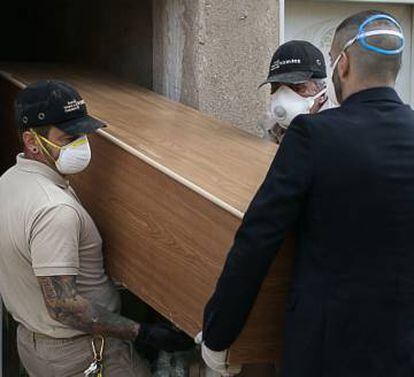 Enterrament d'una dona gran amb covid-19 que vivia en una residència a Barcelona.