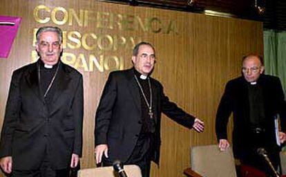 De izquierda a derecha, los obispos José Sánchez y Juan José Asenjo, y el gerente de la CEE, Bernardo Herráez.