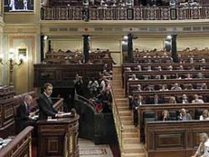 Zapatero y Rajoy acuerdan reformar la Constitución para limitar el déficit