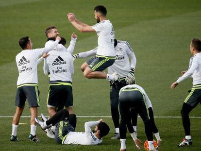 Los jugadores del Real Madrid en el entrenamiento de este s&aacute;bado.