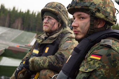 Soldados alemanes participan en un entrenamiento un día antes de que comiencen las mayores maniobras de la OTAN "Trident Juncture 2018", en Noruega el 24 de octubre de 2018.