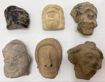Cabezas de piedra prehispánicas a la venta en una página de subastas.