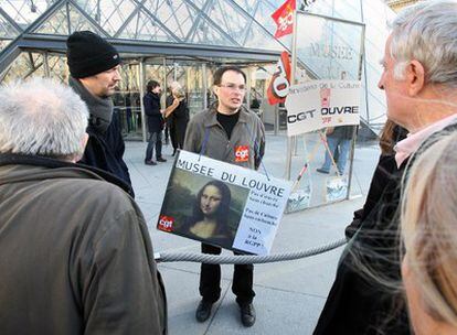 Uno de los trabajadores del Louvre en huelga, protesta frente a la entrada del museo