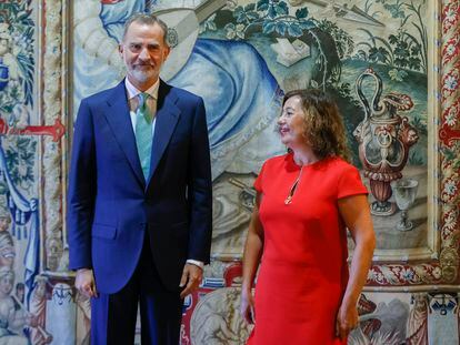 El rey Felipe VI, junto a la presidenta de Baleares, Francina Armengol, a quien recibió este viernes en audiencia en el Palacio de la Almudaina, en Palma.
