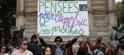Un manifestante lleva una pancarta que reza "Pensamientos para Clément Méric y los suyos" en una manifestación en París.