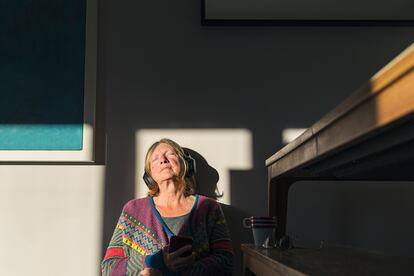 Una mujer se relaja con unos cascos.