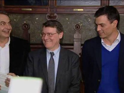 Pedro Sánchez y José Luis Rodríguez Zapatero se saludan con una palmada en la espalda en la presentación del libro de Jordi Sevilla