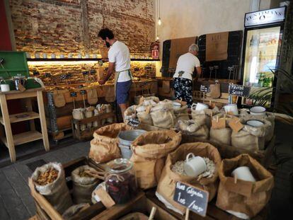 Interior del establecimiento Acre Mercado Amish, en la zona de Conde Duque.