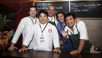 De izquierda a derecha, Rafael Piqueras, Mitsuharu Tsumura, José del Castillo, Gastón Acurio y Héctor Solís. Son la Pandilla de Leche de Tigre, en el Foro Internacional de Turismo y Gastronomía de Lima.