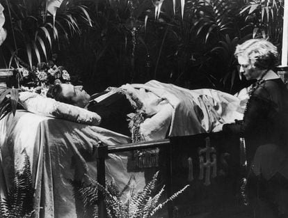 La actriz Eva Miller, arrodillada frente a Rodolfo Valentino durante el funeral de este en Nueva York.