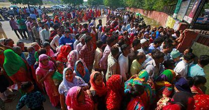 Decenas de personas esperan para votar a las puertas de un colegio en Chandigarh, India.