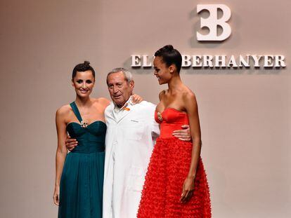 Elio Berhanyer, junto a dos modelos en un desfile en Madrid en septiembre de 2010.