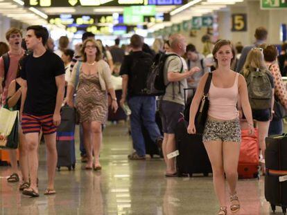 Turistas en el aeropuerto de Palma de Mallorca