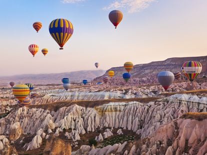 Globos aerostáticos sobrevolando el paisaje de la Capadocia (Turquía).