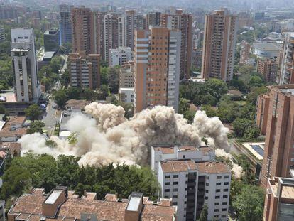 Momento de la demolición del edificio Monáco, en Medellín