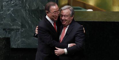 Ban Ki-moon abrazando a su sucesor, Ant&oacute;nio Guterres