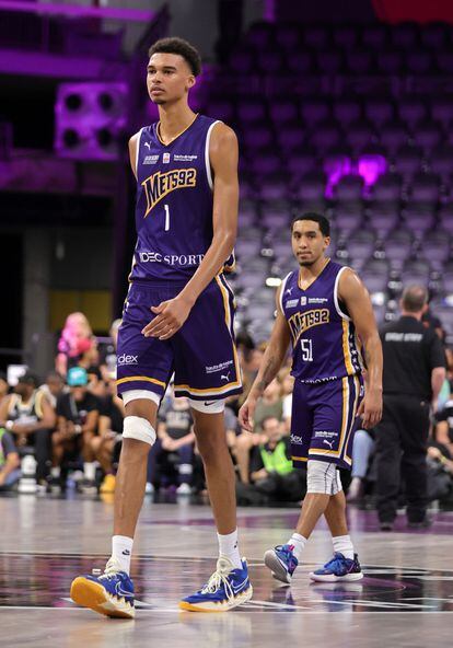  Victor Wembanyama y Tremont Waters en el partido de exhibición contra Ignite en Nevada, el 6 de octubre.