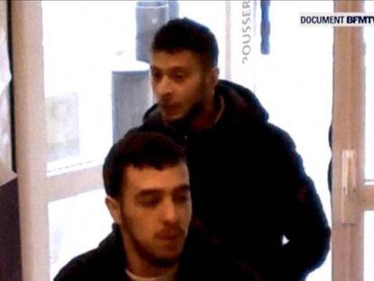 Salah Abdeslam, atrás, el 14 de noviembre en una gasolinera francesa.