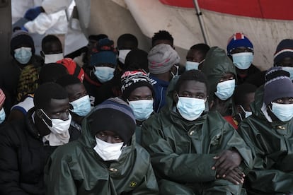 Migrantes rescatados en enero por Salvamento Marítimo, a su llegada al muelle de Arguineguín (Gran Canaria).