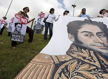 Opositores protestan contra Chávez con carteles de Simón Bolívar, el martes en Caracas.