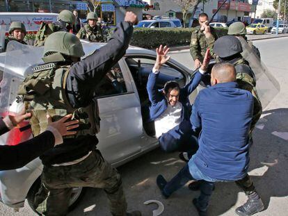 Policías palestinos practican una detención en Hebrón en las protestas convocadas por Hamás.