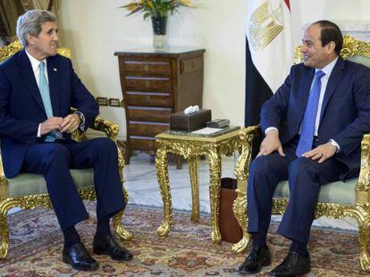 El secretario de Estado John Kerry y el presidente egipcio Abdelfat&aacute; Al Sisi
 