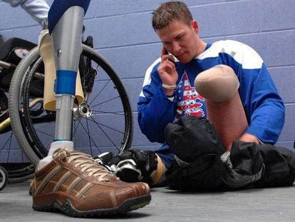 Un veterano de guerra se cambia tras un partido de hockey. 