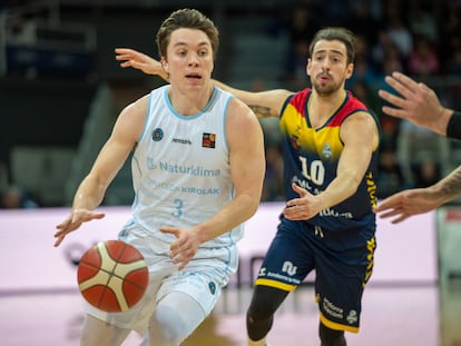 Justin Jaworski, del Guuk Gipuzkoa Basket, col el balón en un partido est temporada en la LEB Oro.