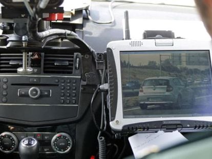 Un radar móvil en un vehículo de la Guardia Civil.