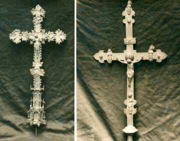 Creus processionals de bronze amb esmalts i caboixons encastats del segle XIV. Totes dues encara continuen desaparegudes.