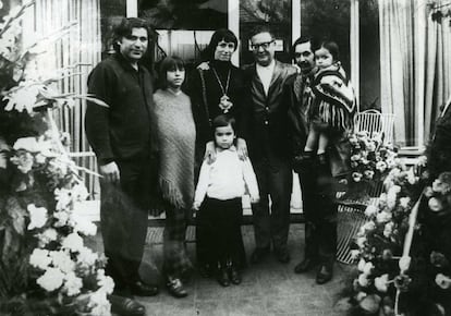 Salvador Allende y la familia Parra Orrego en la casa del expresidente chileno en Santiago, 1971.