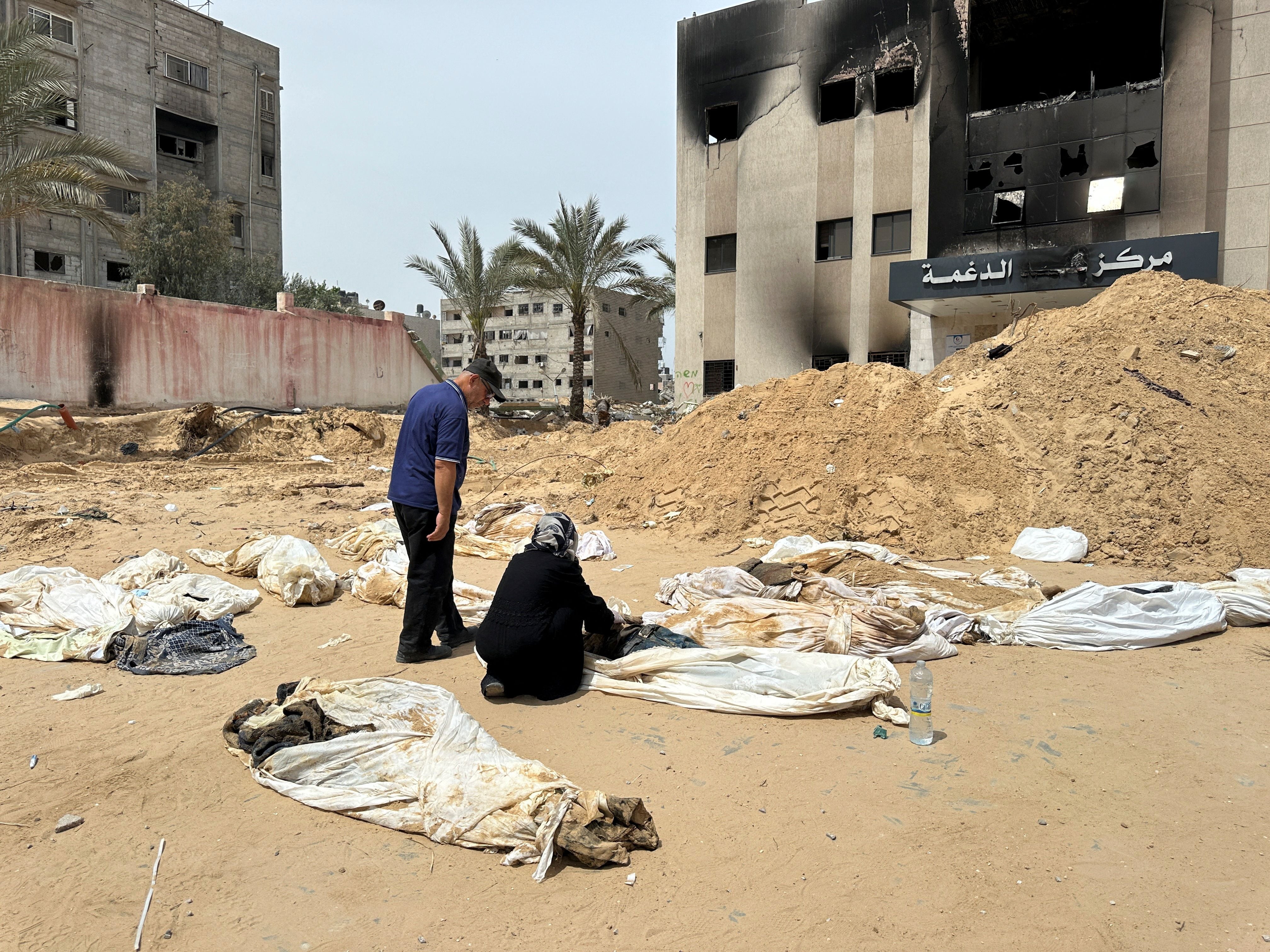 “¡Es mi hijo Nabil, lo juro!”: las autoridades de Gaza identifican los cuerpos de las fosas halladas en el sur de Gaza
