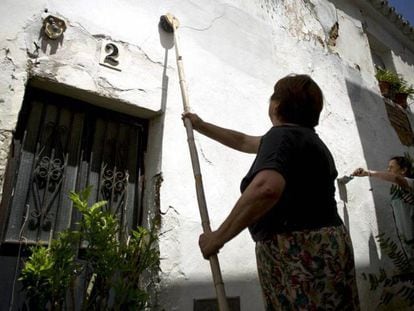 Manuela Delgado, vecina del pueblo gaditano de Medina Sidonia, encala la fachada de su casa en una imagen de archivo.