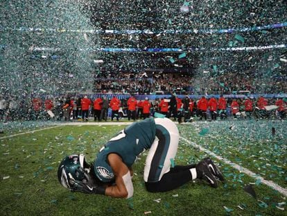El jugador de los Philadelphia Eagles, Patrick Robinson, celebra la victoria en la Super Bowl.