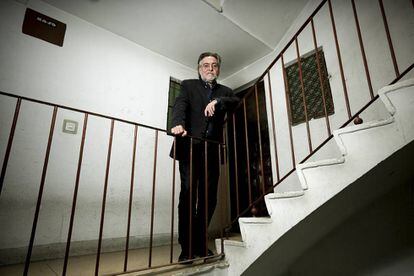 El candidato a las primarias socialistas en las escaleras de un edificio en Villaverde.