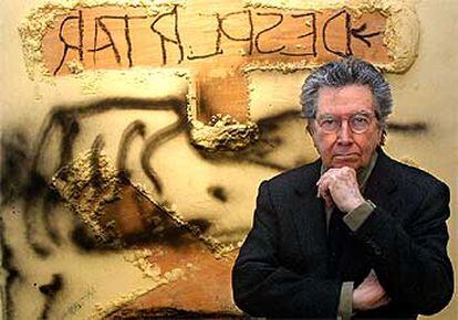 El artista Antoni Tàpies, delante de su obra &#39;Despertar 2002&#39;.