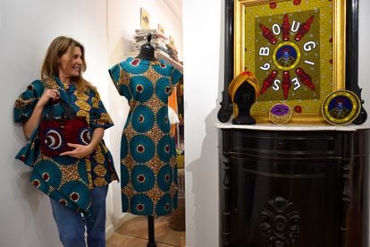 La diseñadora Maica de la Carrera, con algunas de las creaciones que se pueden apreciar en la exposición 'El lenguaje de las telas wax'.