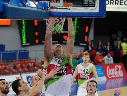 El jugador del Laboral Kutxa Colton Iverson tira a canasta en el encuentro celebrado este mi&eacute;rcoles en Vitoria. 