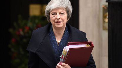 La primera ministra británica, Theresa May, sale del número 10 de Downing Street.