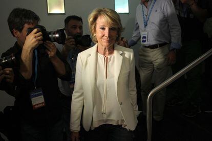 Esperanza Aguirre abandona la sala de prensa tras comentar los resultados electorales en la sede del PP en Madrid.