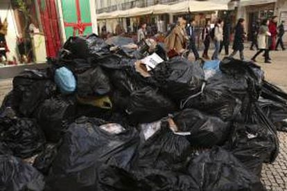 Una pila de bolsas de basura se acumula en las calles de Lisboa (Portugal) hoy, jueves 26 de diciembre de 2013. Los servicios de recogida de la capital lusa permanecerán en huelga hasta el 28 de diciembre de 2013.