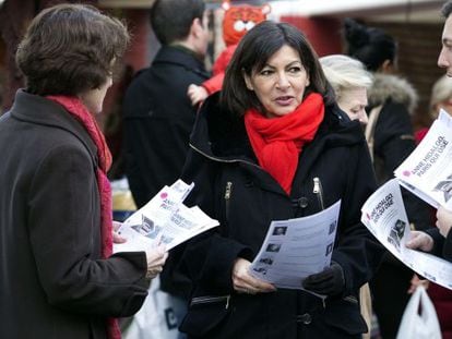 La socialista Anne Hidalgo reparte panfletos el s&aacute;bado en Par&iacute;s. 